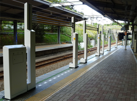 相模鉄道弥生台駅で昇降式ホーム柵