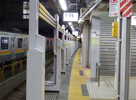 JR東日本八高線拝島駅で昇降式ホーム柵