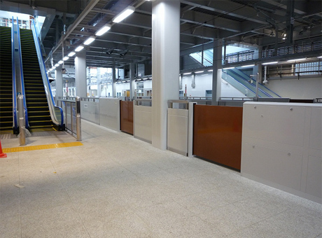 東北新幹線用腰高式ホーム柵新青森駅、七戸十和田駅
